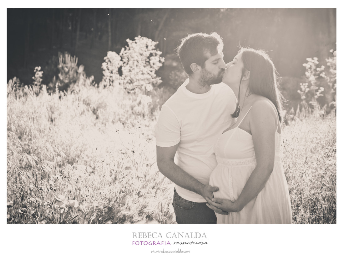 Embarazo fotografia exterior beso