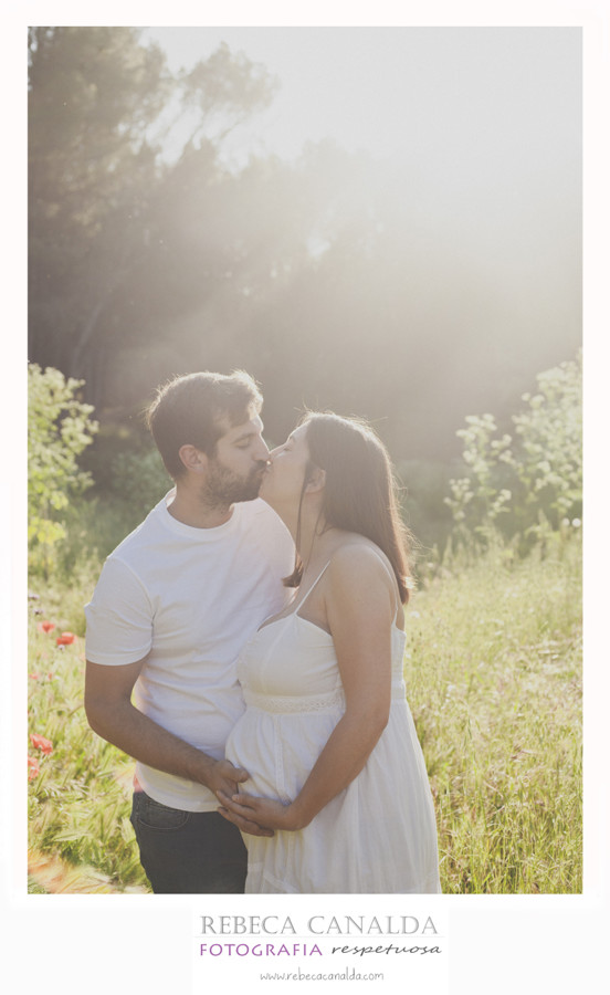 Embarazo fotografia exterior el beso